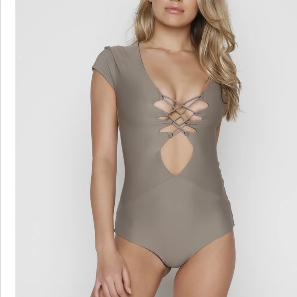 High Quality Designer Acacia Swimsuit L floral